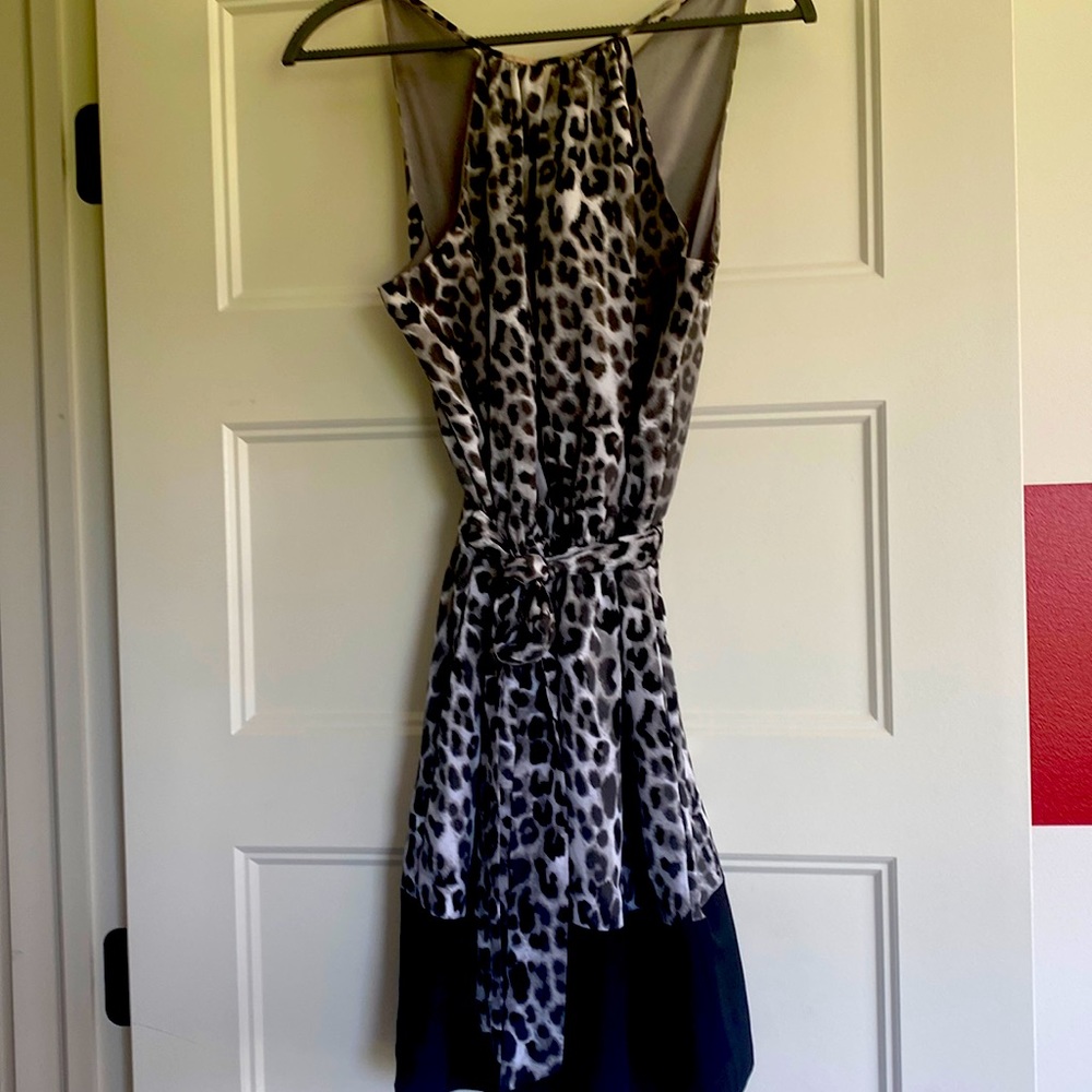 Print dress with tie. Cute neck line